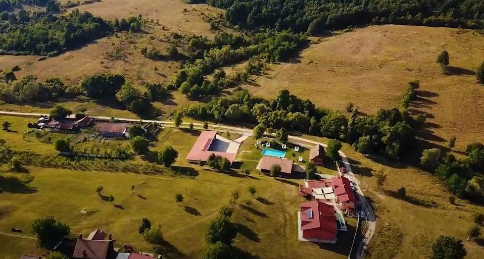 Italský milionář staví eko resort v rumunské vesnici Labaşinţ (23. 6. 2020)