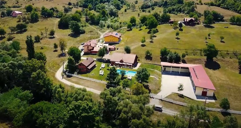Italský milionář staví eko resort v rumunské vesnici Labaşinţ (23. 6. 2020)