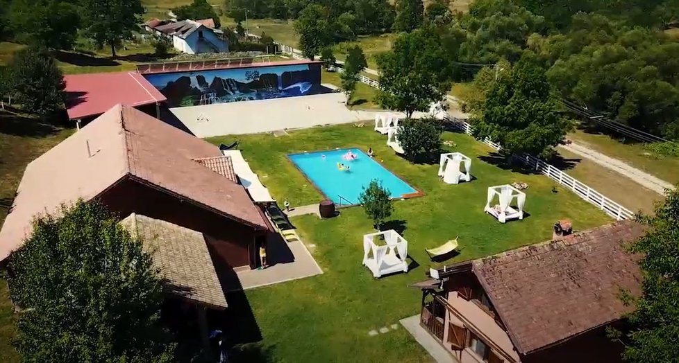 Italský milionář staví eko resort v rumunské vesnici Labaşinţ (23. 6. 2020)