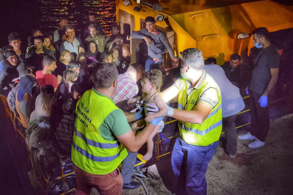 Rumunská pobřežní stráž zachránila 153 uprchlíků.