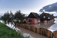 Čtyři utopení a stovky lidí bez domova: Rumunsko zaplavila velká voda