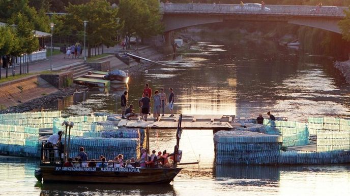 Rumunský Temešvár postavil rekordní most z plastikových lahví