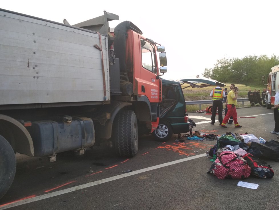 Řidič mikrobusu v Maďarsku vysílal svou jízdu živě přes Facebook: Při tragické nehodě zemřelo 9 lidí