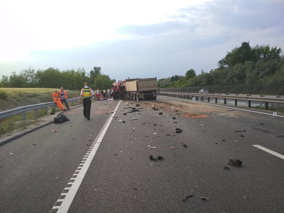 Řidič mikrobusu v Maďarsku vysílal svou jízdu živě přes Facebook: Při tragické nehodě zemřelo 9 lidí