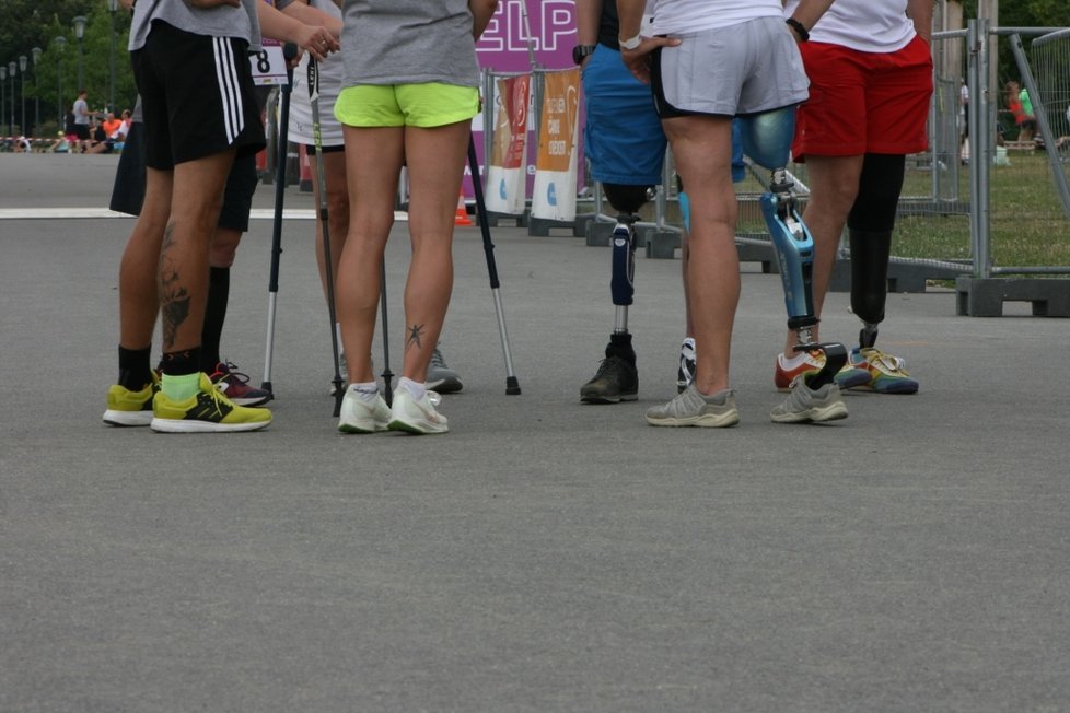 Charitativní závod Run for Help pomohl několika sportovcům, kteří přišli o končetiny, k speciálním běžeckým protézám.