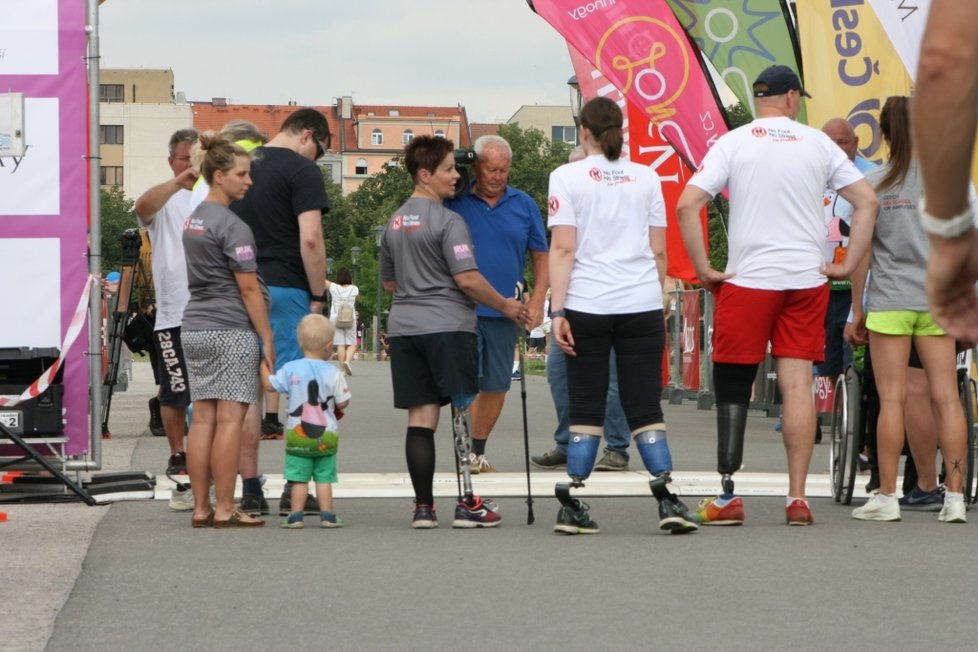 Charitativní závod Run for Help pomohl několika sportovcům, kteří přišli o končetiny, k speciálním běžeckým protézám.