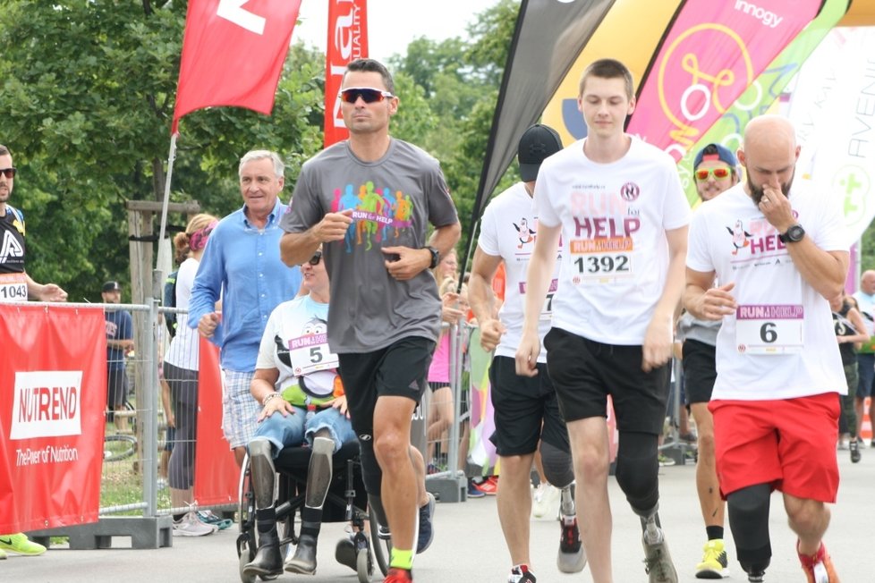 Charitativní závod Run for Help pomohl několika sportovcům, kteří přišli o končetiny, k speciálním běžeckým protézám.