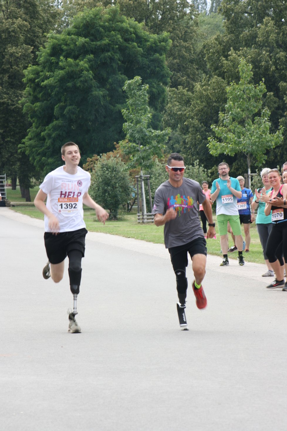 Charitativní závod Run for Help pomohl několika sportovcům, kteří přišli o končetiny, k speciálním běžeckým protézám.