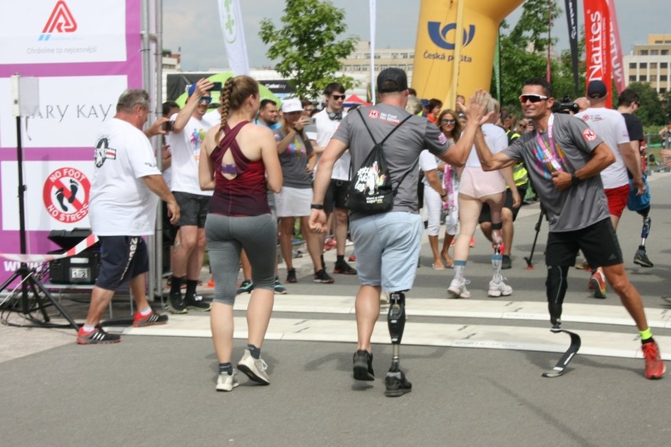 Charitativní závod Run for Help pomohl několika sportovcům, kteří přišli o končetiny, k speciálním běžeckým protézám.