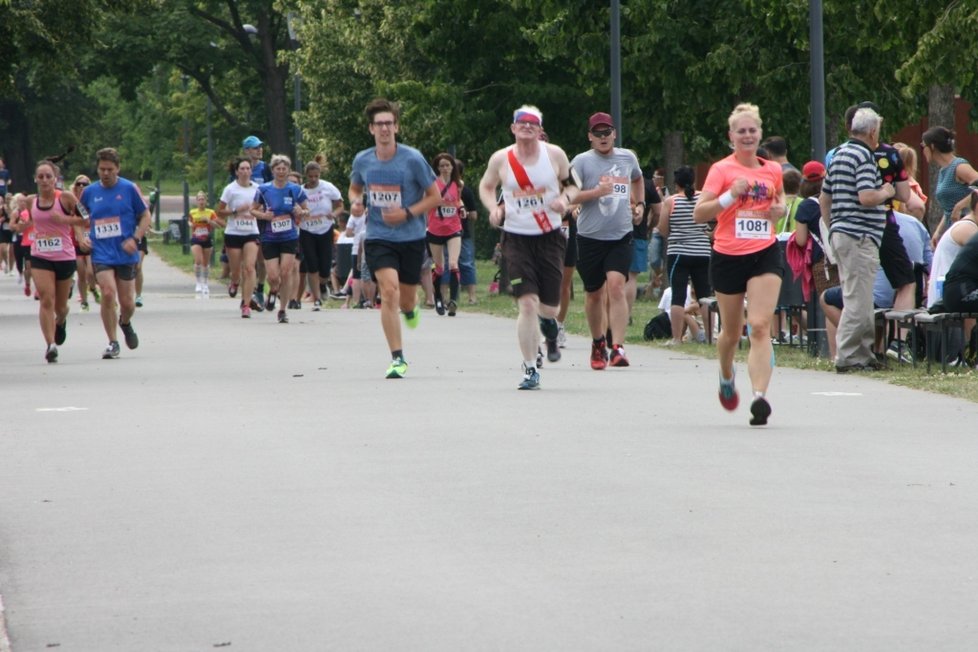 Charitativní závod Run for Help pomohl několika sportovcům, kteří přišli o končetiny, k speciálním běžeckým protézám.