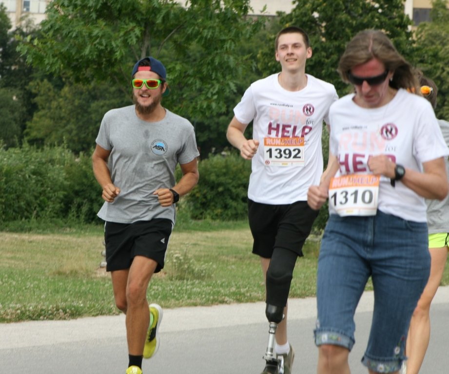 Charitativní závod Run for Help pomohl několika sportovcům, kteří přišli o končetiny, k speciálním běžeckým protézám.