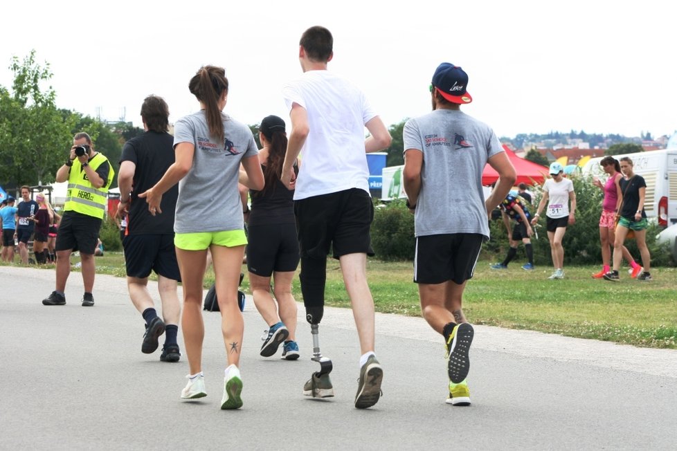 Charitativní závod Run for Help pomohl několika sportovcům, kteří přišli o končetiny, k speciálním běžeckým protézám.