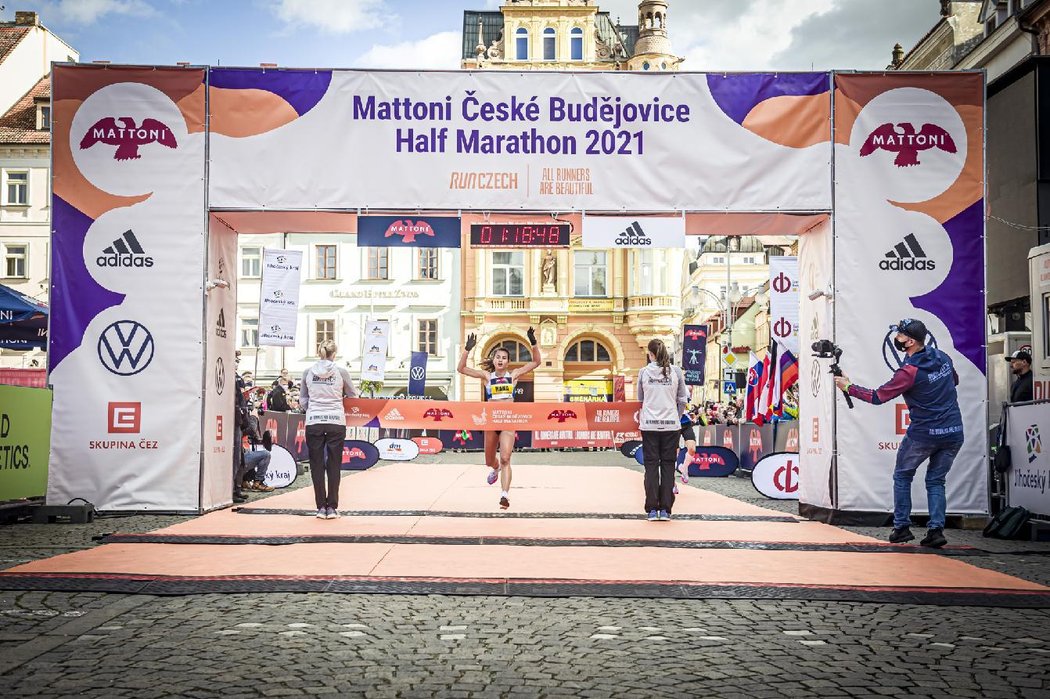 Běžkyně Hana Homolková byla v letošním roce neporazitelná! Na Mattoni 1/2Maraton České Budějovice si připsala čtvrté vítězství a získala tak korunu EuroHeroes Challenge.