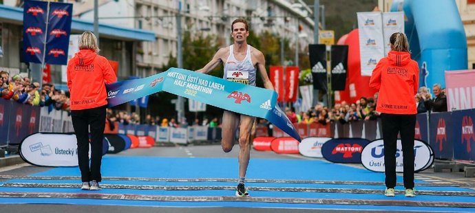 Na 1/2 Maratonu v Ústí nad Labem byl nejúspěšnějším běžcem mezi muži Němec Sebastian Hendel, ženám kralovala Ukrajinka Valeriia Zinenko.