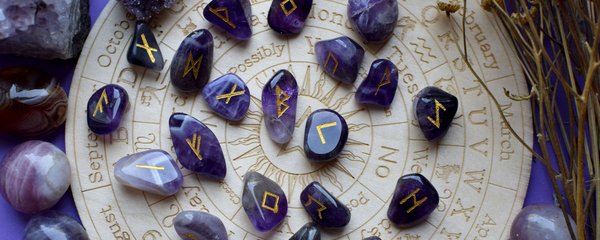 Runový horoskop na leden: Býky čeká úspěšný měsíc, Vodnáři najdou novou lásku a Raci musí zabojovat