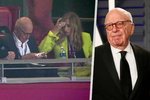 Rupert Murdoch vlevo se snoubenkou Ann Lesley Smithovou na Super Bowlu, vpravo s exmanželkou Jerry Hallovou