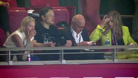 Murdoch na Super Bowlu s Ann Lesley Smithovou (vpravo) a Elonem Muskem