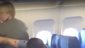Opilý a zkrvavený Rus terorizoval spolucestující v letadle: Ti ho nakonec sami zpacifikovali