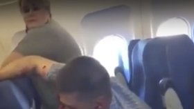 Opilý a zkrvavený Rus terorizoval spolucestující v letadle: Ti ho nakonec sami zpacifikovali