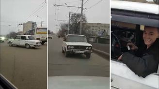 Rus brázdil silnice v žigulíku pozpátku. Zastavila ho až police, nepomohla ani pozornost od Elona Muska