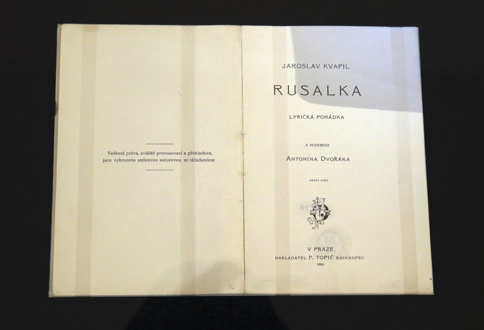 V Českém muzeu hudby můžete například vidět originální rukopis Antonína Dvořáka slavné opery Rusalka nebo originální kostýmy čarodějnice, vodníka a Rusalky z Národního divadla.