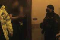 VIDEO: Domácí párty se zvrhla v drsnou potyčku. Strážník skončil v nemocnici, agresor (58) v poutech