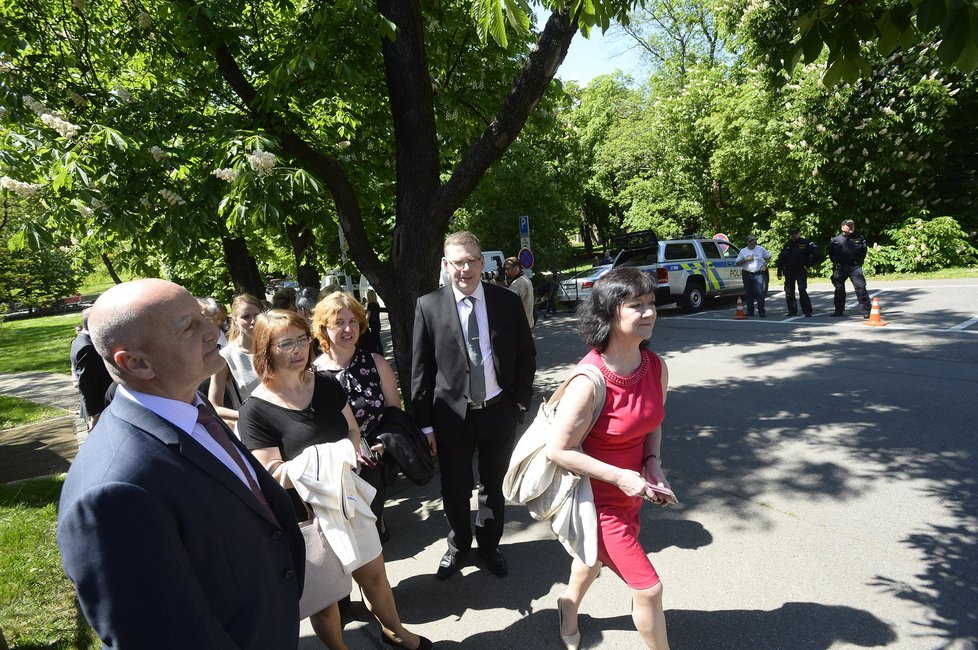 Poslankyně Marta Semelová (KSČM) si vzala na ruskou ambasádu stylově rudé šaty. Přihlížejí její kolegové ze Sněmovny Ivan Berkovec (ANO) a Gabriela Hubáčková (KSČM).