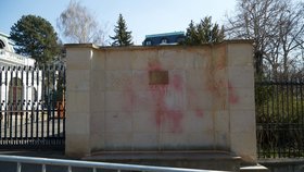 Aktivisté polili schody ruské ambasády umělou krví. Chtějí tak upozornit na zabíjení nevinných civilistů na Ukrajině.