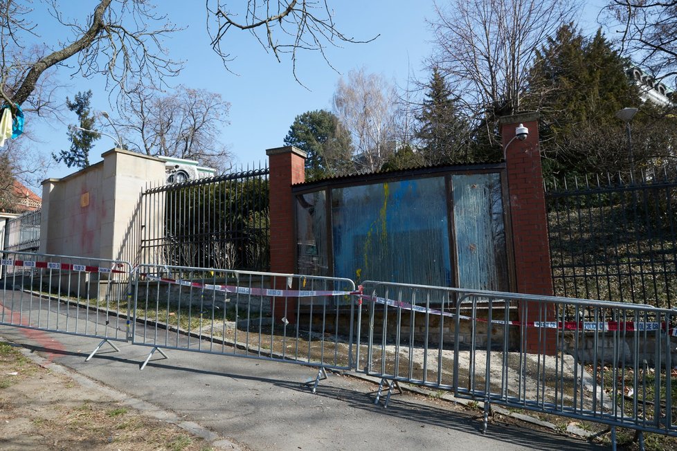 Aktivisté polili schody ruské ambasády umělou krví. Chtějí tak upozornit na zabíjení nevinných civilistů na Ukrajině