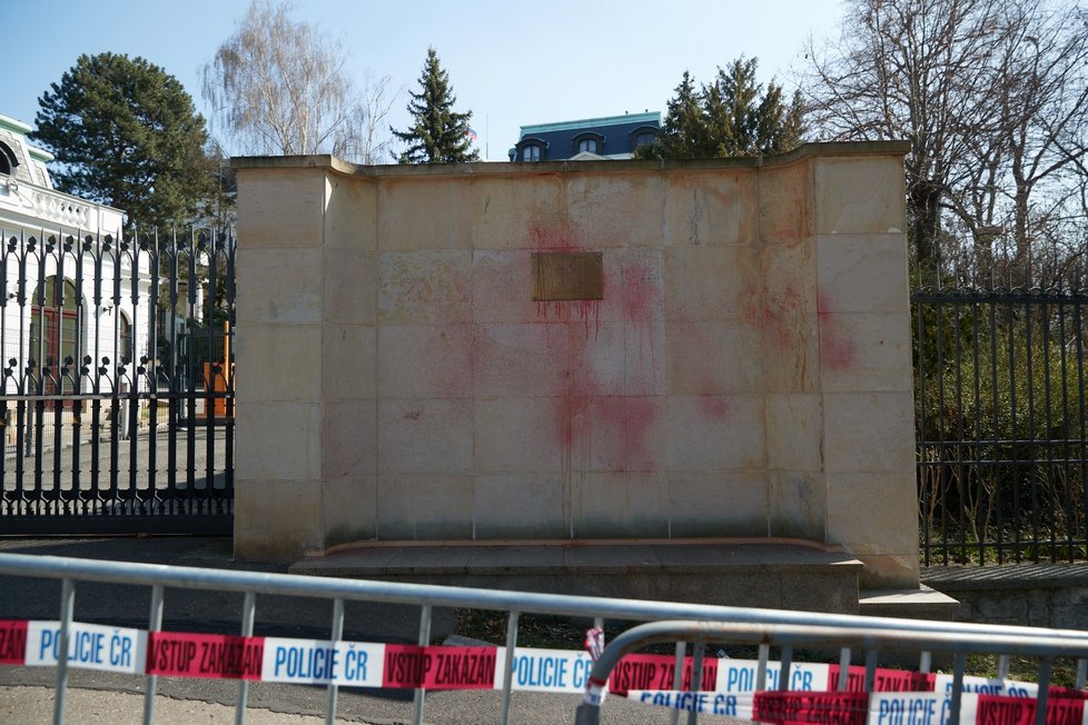 Aktivisté polili schody ruské ambasády umělou krví. Chtějí tak upozornit na zabíjení nevinných civilistů na Ukrajině