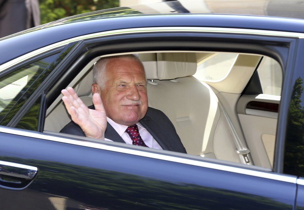 Akce na ruské ambasádě za roky navštívila řada osobností. Na snímku exprezident Václav Klaus