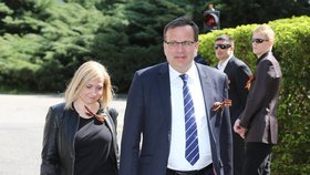 Akce na ruské ambasádě: Ministr průmyslu a obchodu Jan Mládek s manželkou