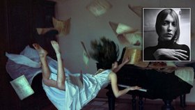 Pianistka se vznáší mezi notami. Ruská fotografka miluje hrátky i iluzí