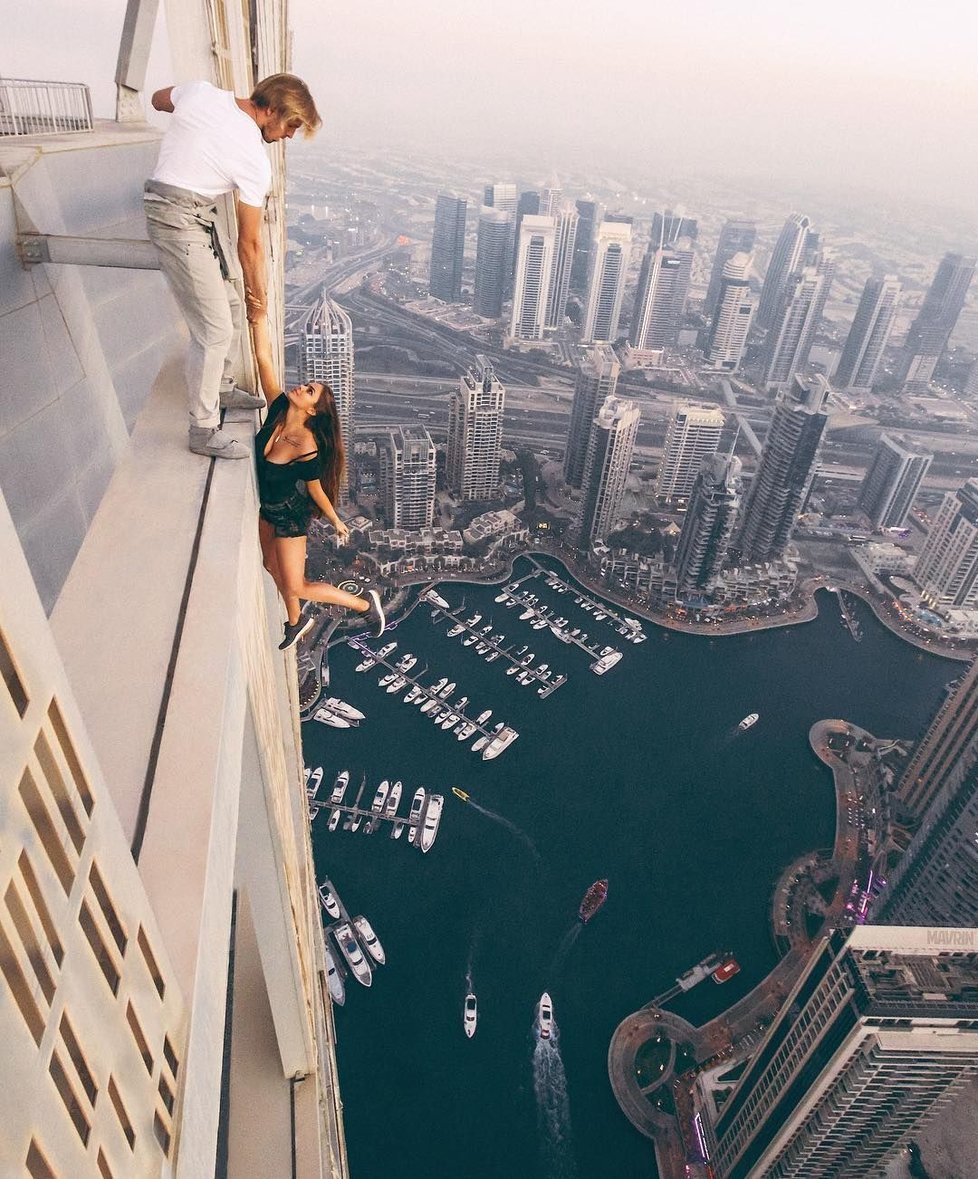 Takto se nechala nafotit v Dubaji a zdůraznila, že z mrakodrapu visela bez jištění...
