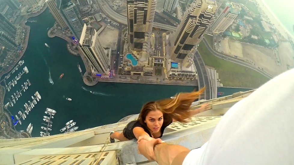 Takto se nechala nafotit v Dubaji a zdůraznila, že z mrakodrapu visela bez jištění...
