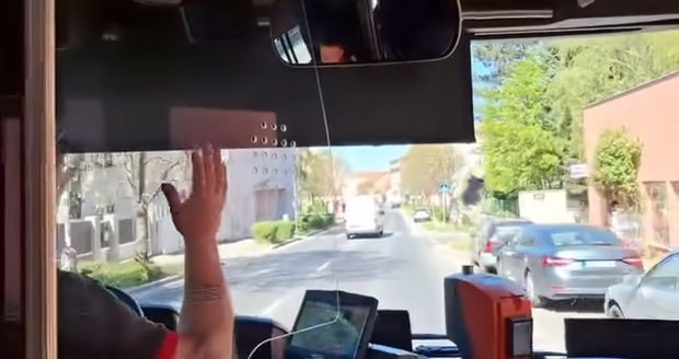 Agresivní žena terorizuje řidiče autobusů z Prahy.