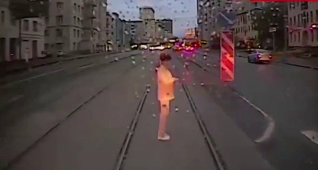 Žena tramvaj nevidí.