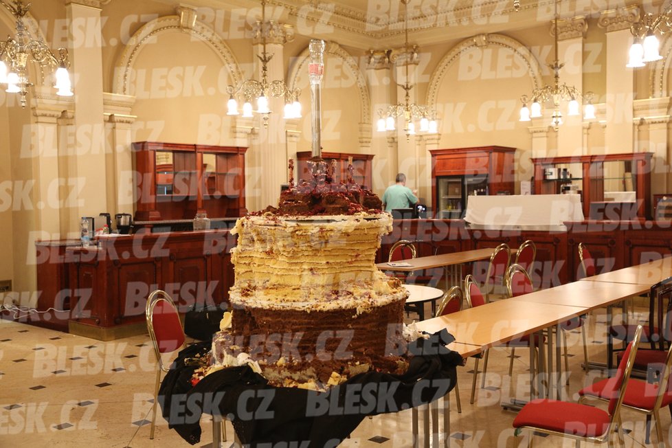 Z dortu, který přicestoval až z Ruska, zbylo hodně. Hosté měli plná bříška.