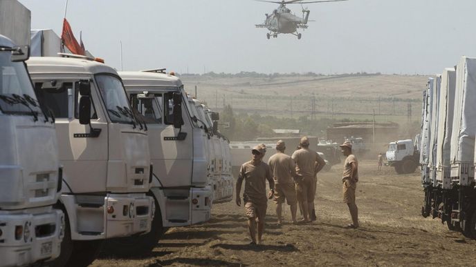 Ruské kamiony nedaleko ukrajinských hranici (13. srpna 2014)