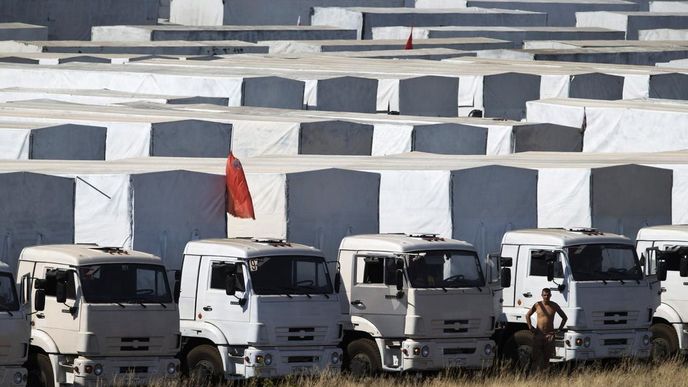 Ruské kamiony poblíž ukrajinské hranice na záběrech z minulého roku