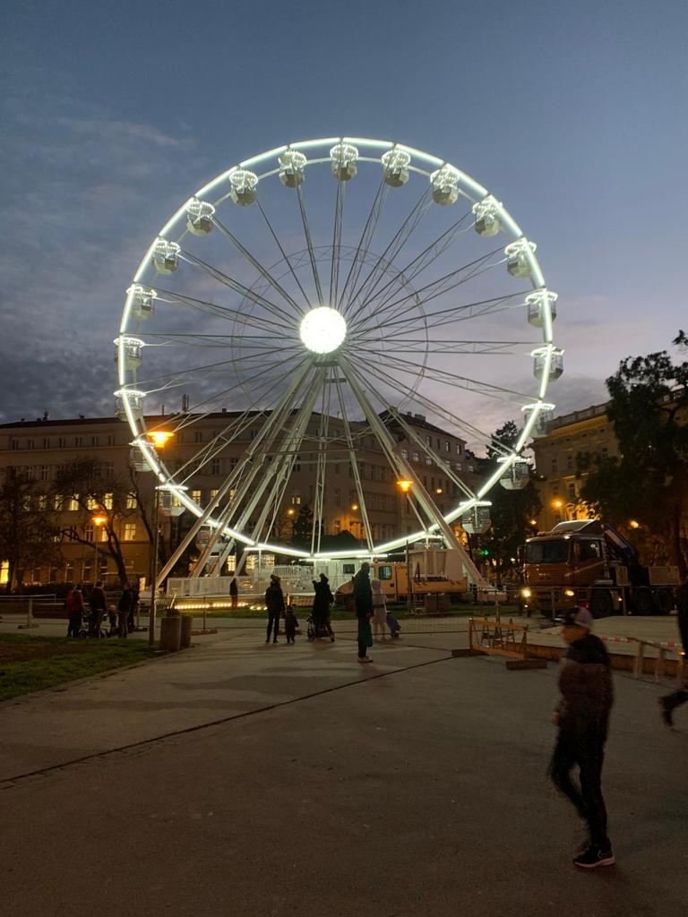 Výstavba ruského kola na Moravském náměstí trvala jen pět dnů. První zájemci se budou moci svézt v pátek 27. listopadu.