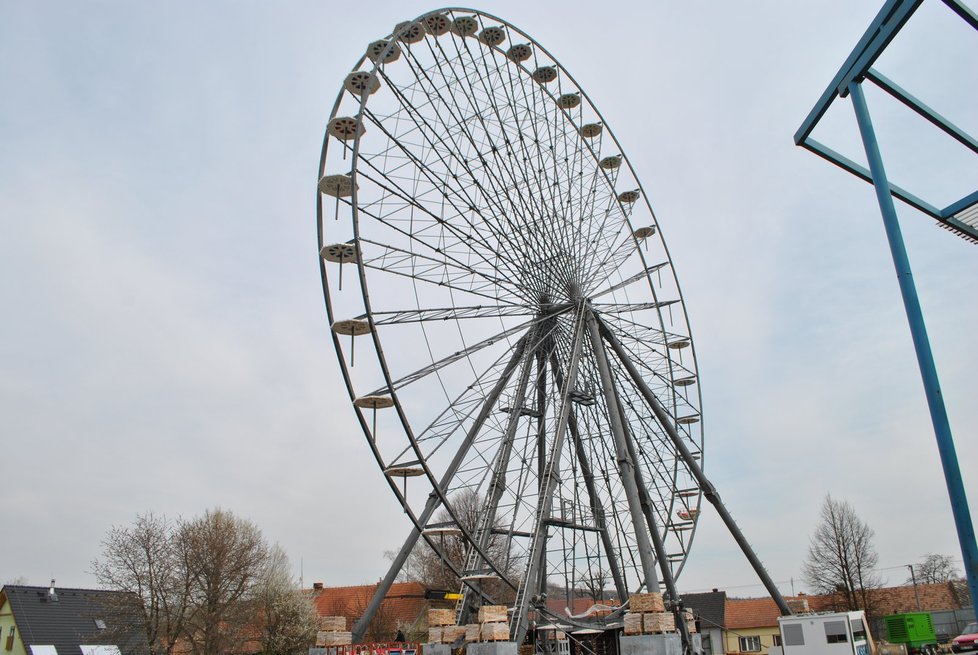 Nad Újezdem u Brna vyrůstá obří ruské kolo. Dělníci na jeho stavbu spotřebovali 150 tun železa a oceli.
