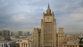 Ruské ministerstvo zahraničí sídlí v jednom ze Stalinových mrakodrapů, na Smolenském náměstí v Moskvě
