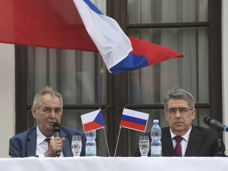 Prezident Miloš Zeman a ruský velvyslanec v Česku Alexandr Zmejevskij na oslavách výročí konce druhé světové války na ruské ambasádě v Praze (9.5 2019)