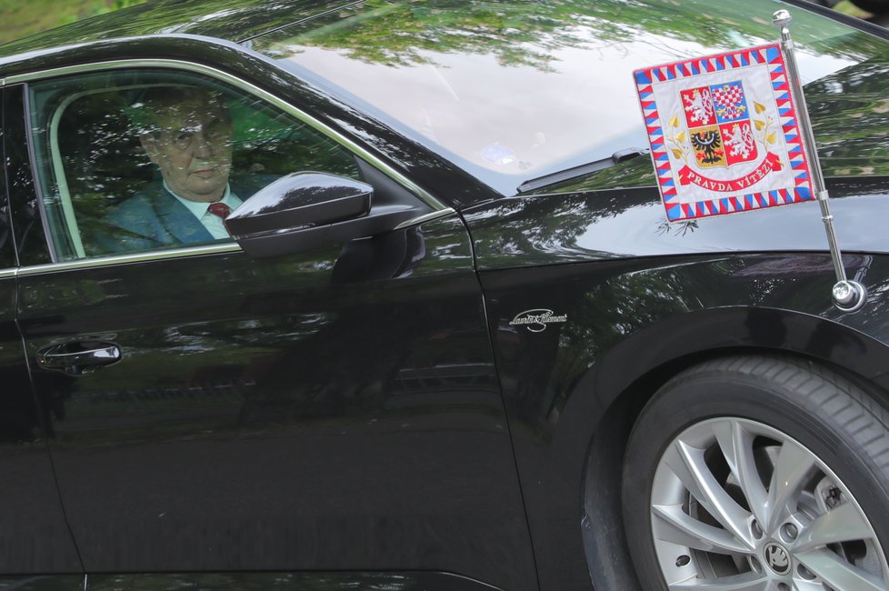 Prezident Miloš Zeman přijíždí na oslavy konce druhé světové války na ruské ambasádě v Praze (9. 5. 2019).