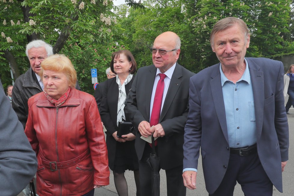 Oslavy konce druhé světové války na ruské ambasádě v Praze: Bývalý astronaut Vladimir Remek a komunistický poslanec Miroslav Grebeníček (9.5 2019)