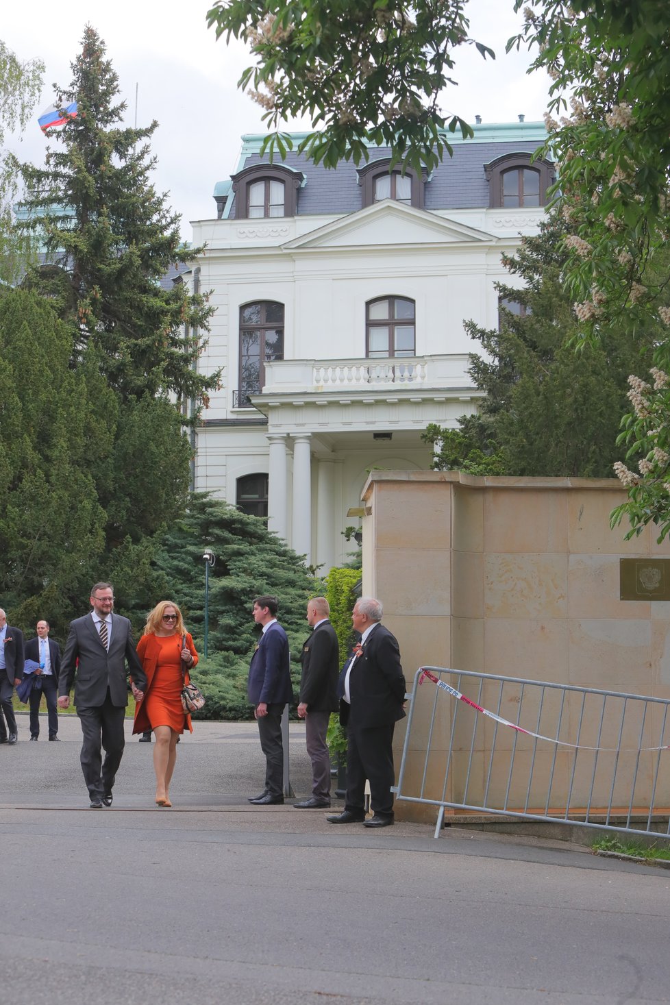 Oslavy konce druhé světové války na ruském velvyslanectví v Praze: Expremiér Petr Načas s manželkou Janou (9. 5. 2019)