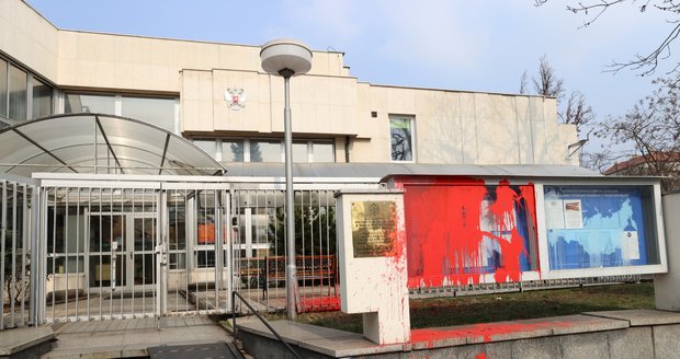 Rudé cákance na plotě ruské ambasády: Ve vzduchu visí obvinění, v procesu jsou už trestní řízení
