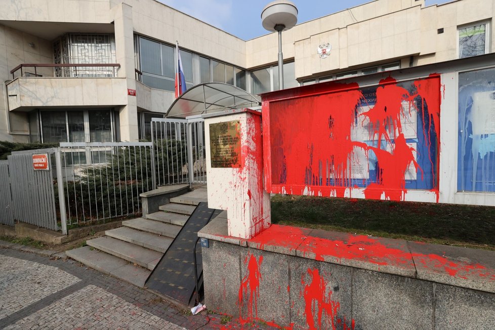 Tabule u ruského velvyslanectví v Praze byla potřísněna červenou barvou (18.3.2022)