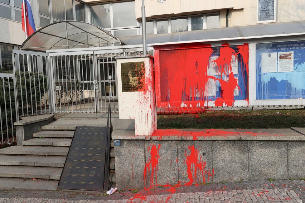 Tabule u ruského velvyslanectví v Praze byla potřísněna červenou barvou (18.3.2022)